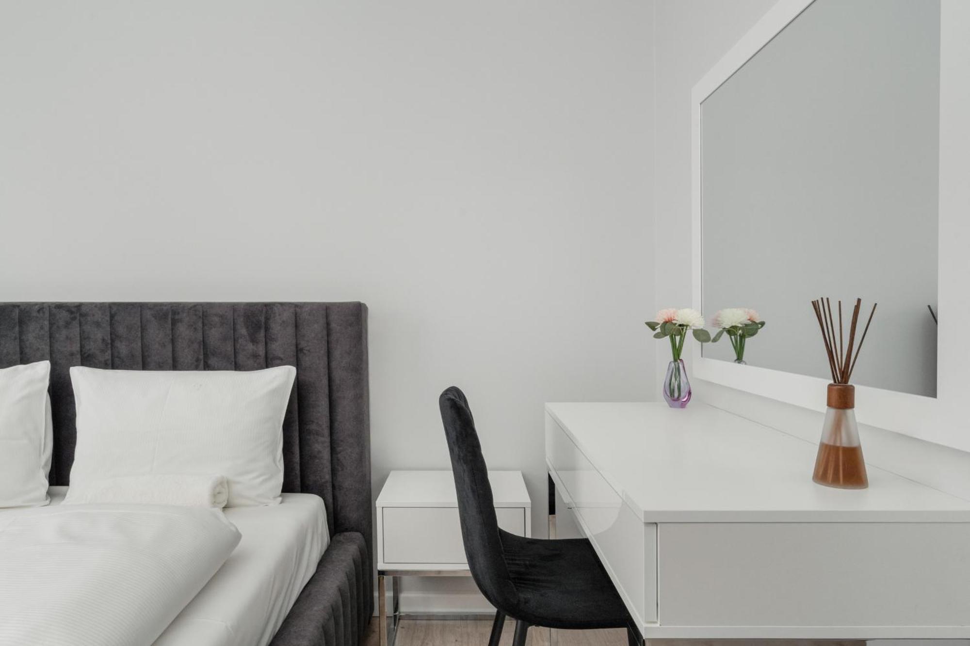 Luksusowy Apartament Z 3 Sypialniami, Klimatyzacja, Parkingiem I Biurkiem We Wroclawiu By Renters Prestige Exterior foto